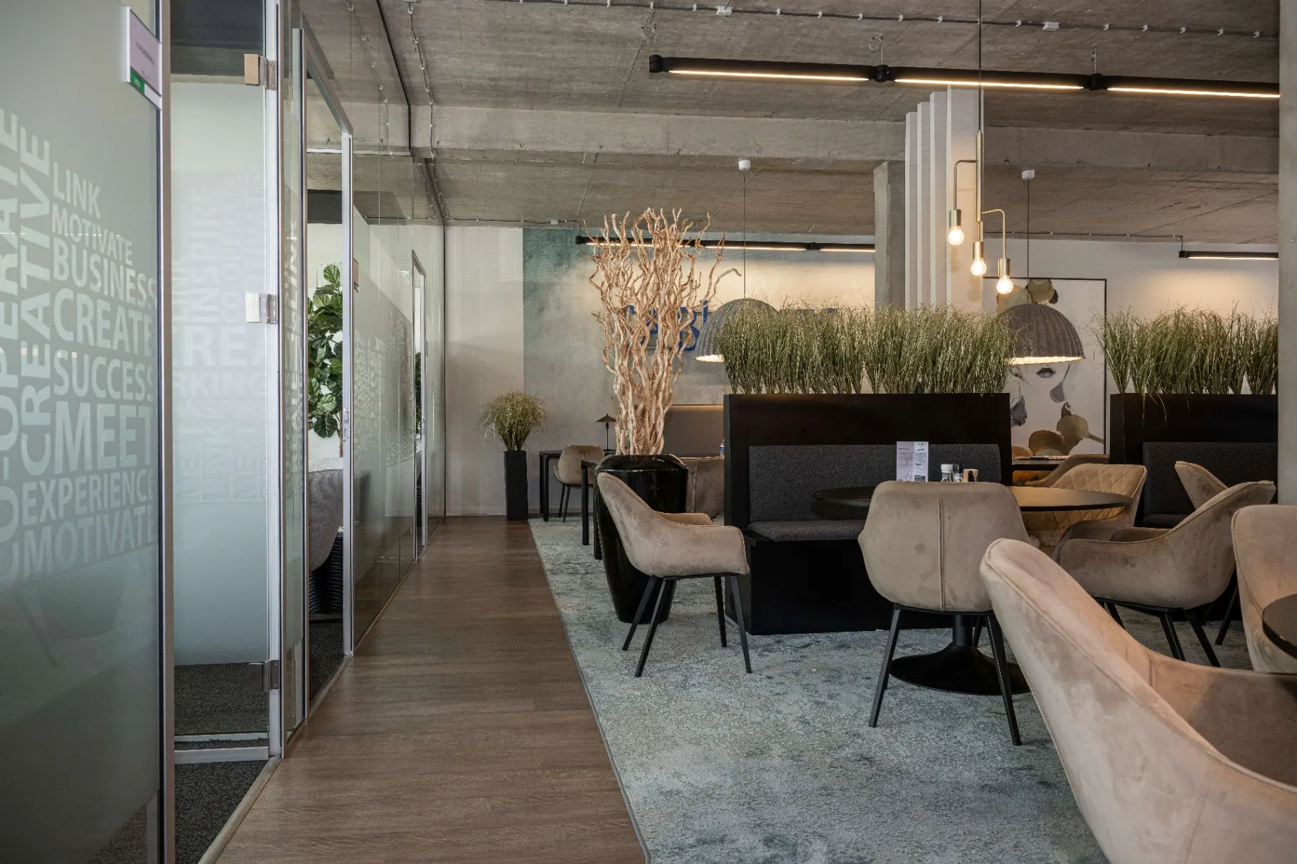 Coworking lounge met sfeerverlichting