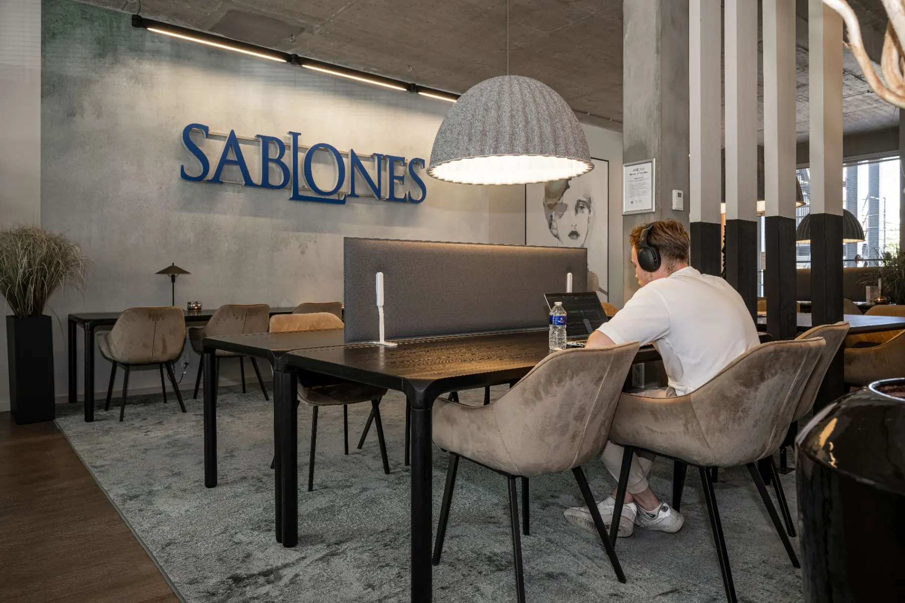 Sablones Venlo coworking bar met signage